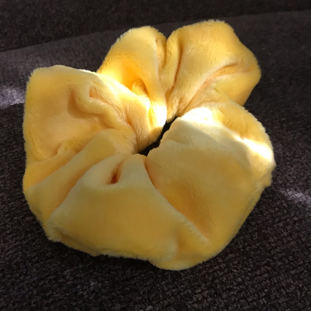 $5 for 5 JUMBO scrunchies!